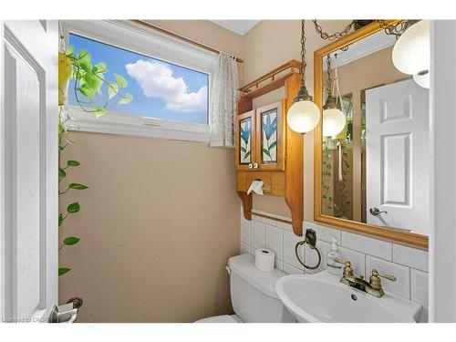 33 Goldfinch Road, Hamilton, ON - Indoor Photo Showing Bathroom