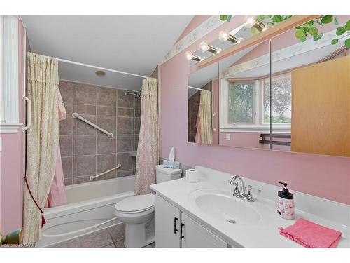 33 Goldfinch Road, Hamilton, ON - Indoor Photo Showing Bathroom