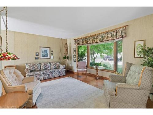 33 Goldfinch Road, Hamilton, ON - Indoor Photo Showing Living Room