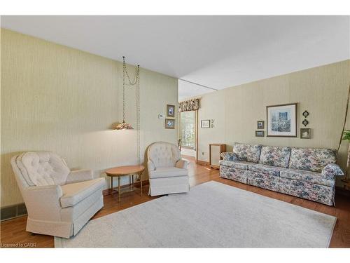 33 Goldfinch Road, Hamilton, ON - Indoor Photo Showing Living Room