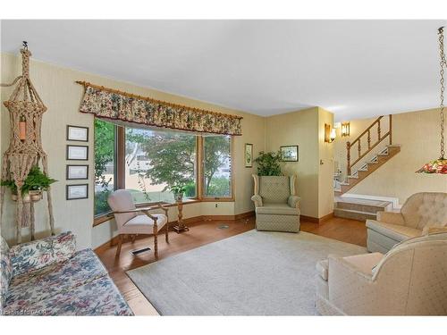 33 Goldfinch Road, Hamilton, ON - Indoor Photo Showing Living Room