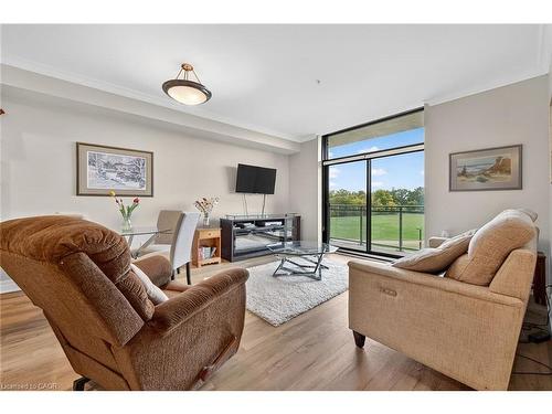 206-3290 New Street, Burlington, ON - Indoor Photo Showing Living Room