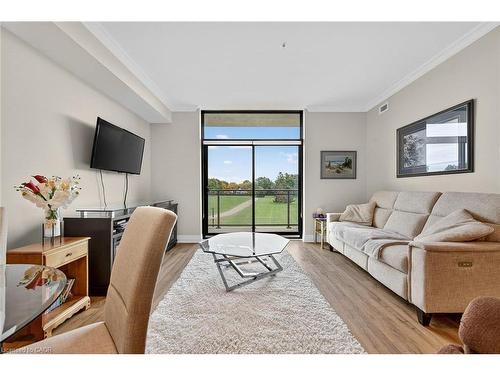 206-3290 New Street, Burlington, ON - Indoor Photo Showing Living Room