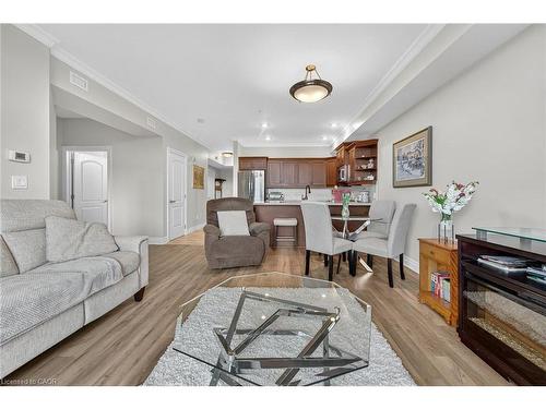 206-3290 New Street, Burlington, ON - Indoor Photo Showing Living Room