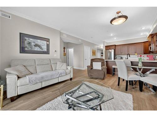 206-3290 New Street, Burlington, ON - Indoor Photo Showing Living Room