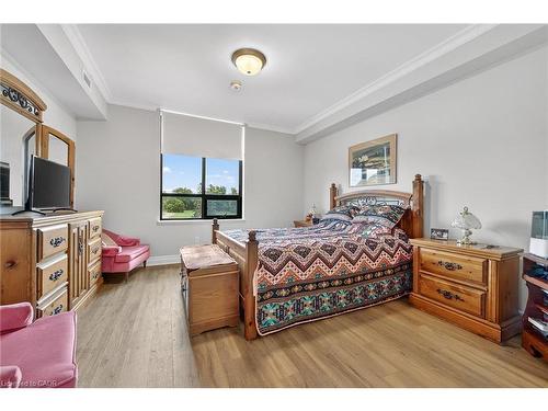 206-3290 New Street, Burlington, ON - Indoor Photo Showing Bedroom
