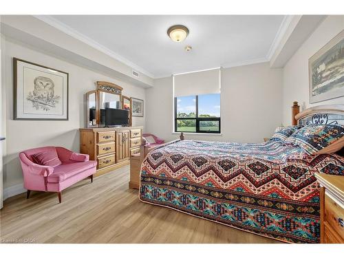 206-3290 New Street, Burlington, ON - Indoor Photo Showing Bedroom