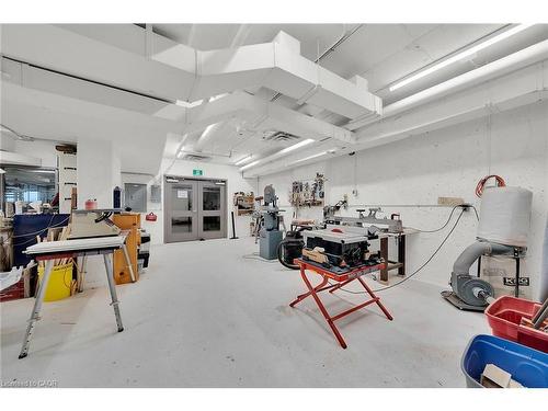 206-3290 New Street, Burlington, ON - Indoor Photo Showing Garage