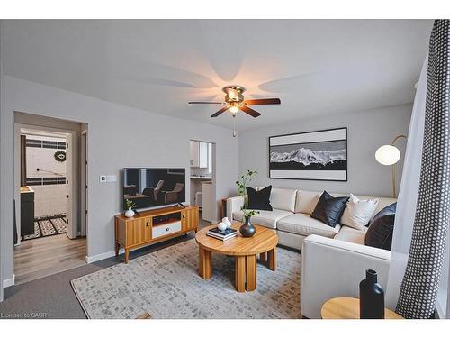 5 Dalhousie Avenue, Hamilton, ON - Indoor Photo Showing Living Room