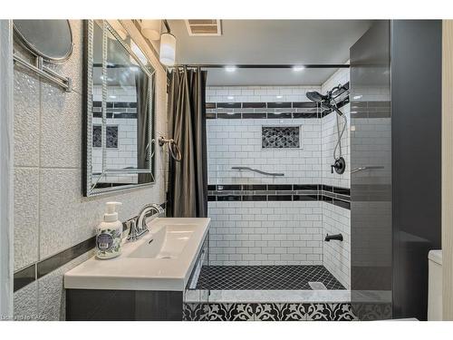 5 Dalhousie Avenue, Hamilton, ON - Indoor Photo Showing Bathroom