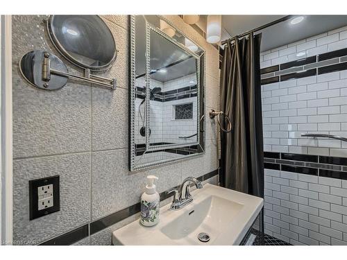 5 Dalhousie Avenue, Hamilton, ON - Indoor Photo Showing Bathroom
