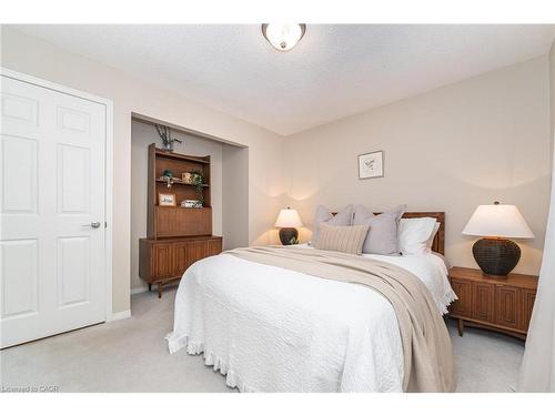 1423 Ravensmoor Crescent, Mississauga, ON - Indoor Photo Showing Bedroom