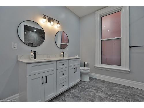 48 Pearl Street N, Hamilton, ON - Indoor Photo Showing Bathroom