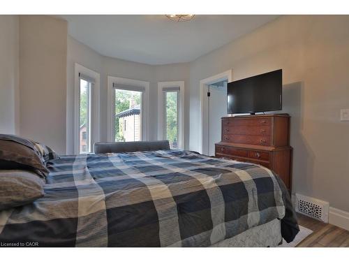 48 Pearl Street N, Hamilton, ON - Indoor Photo Showing Bedroom