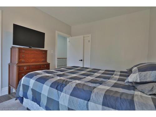 48 Pearl Street N, Hamilton, ON - Indoor Photo Showing Bedroom