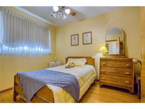 633 Rosseau Road, Hamilton, ON - Indoor Photo Showing Bedroom