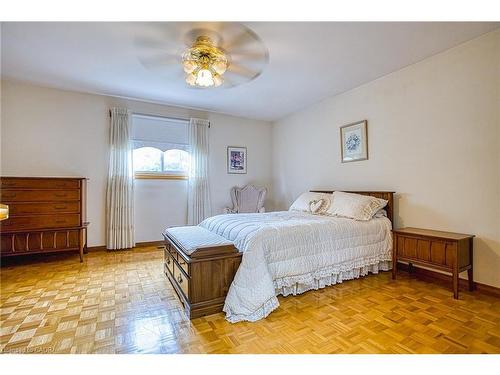 633 Rosseau Road, Hamilton, ON - Indoor Photo Showing Bedroom