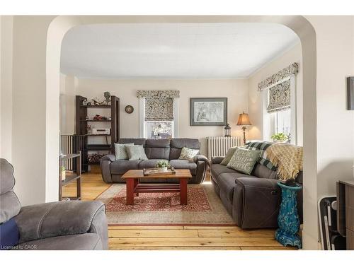 11011 Guelph Line, Milton, ON - Indoor Photo Showing Living Room