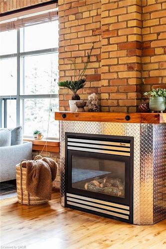 44-36 Margaret Street, Hamilton, ON - Indoor Photo Showing Living Room With Fireplace