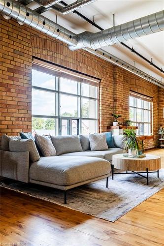 44-36 Margaret Street, Hamilton, ON - Indoor Photo Showing Living Room