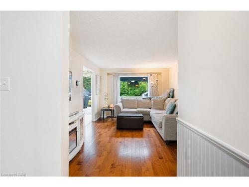 135 Eastforest Trail, Kitchener, ON - Indoor Photo Showing Living Room