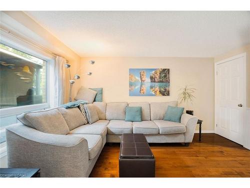 135 Eastforest Trail, Kitchener, ON - Indoor Photo Showing Living Room