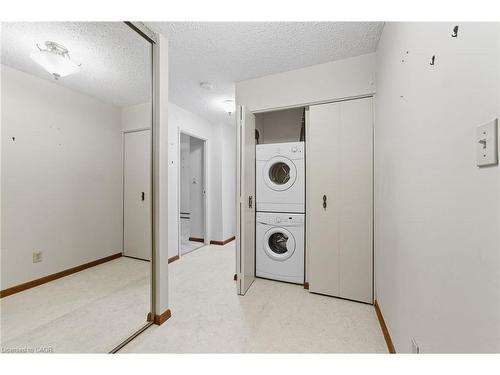 305-400 Champlain Boulevard, Cambridge, ON - Indoor Photo Showing Laundry Room