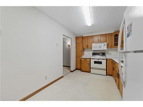 305-400 Champlain Boulevard, Cambridge, ON - Indoor Photo Showing Kitchen