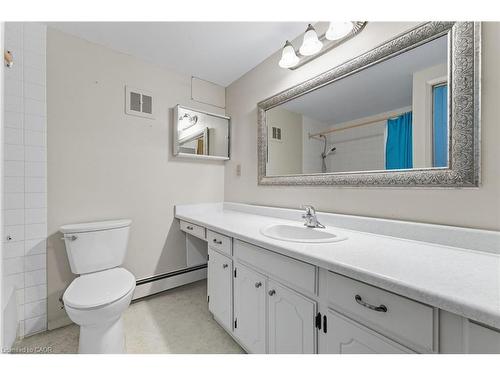 305-400 Champlain Boulevard, Cambridge, ON - Indoor Photo Showing Bathroom