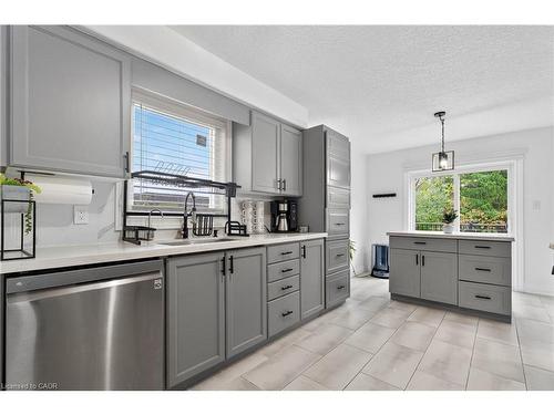 19 Marl Meadow Drive, Kitchener, ON - Indoor Photo Showing Kitchen