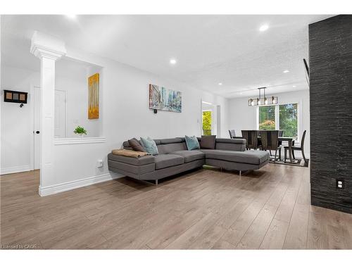 19 Marl Meadow Drive, Kitchener, ON - Indoor Photo Showing Living Room