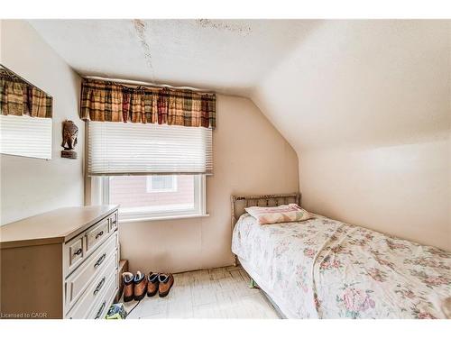 105 Lorne Crescent, Kitchener, ON - Indoor Photo Showing Bedroom