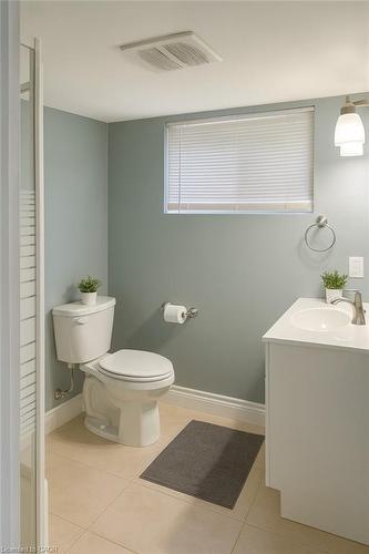 46 Delena Avenue S, Hamilton, ON - Indoor Photo Showing Bathroom
