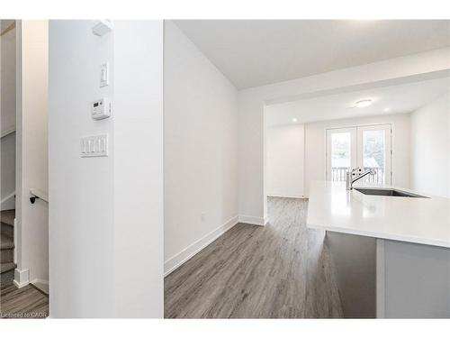8-99 Roger Street, Waterloo, ON - Indoor Photo Showing Kitchen