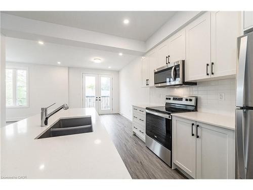 8-99 Roger Street, Waterloo, ON - Indoor Photo Showing Kitchen With Double Sink With Upgraded Kitchen