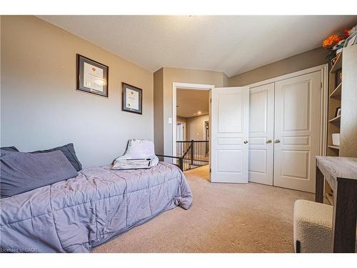 19 Liuna Court, Hamilton, ON - Indoor Photo Showing Bedroom