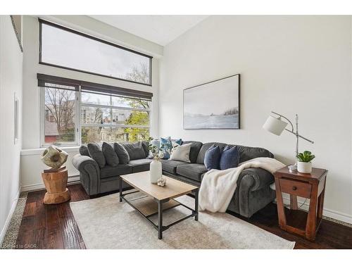 313-50 Main Street, Dundas, ON - Indoor Photo Showing Living Room