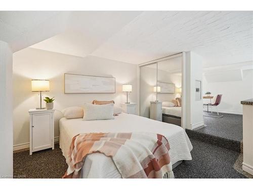 313-50 Main Street, Dundas, ON - Indoor Photo Showing Bedroom