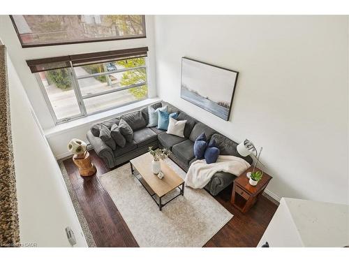 313-50 Main Street, Dundas, ON - Indoor Photo Showing Living Room