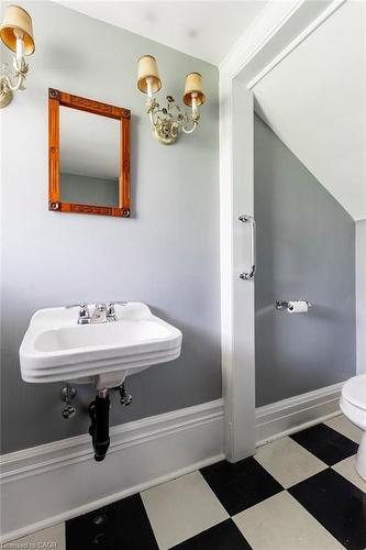 45 Markland Street, Hamilton, ON - Indoor Photo Showing Bathroom