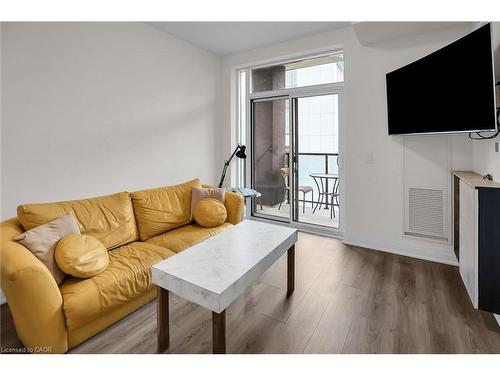 431-16 Concord Place, Grimsby, ON - Indoor Photo Showing Living Room