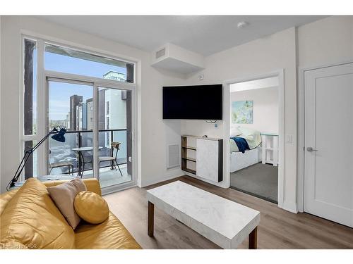 431-16 Concord Place, Grimsby, ON - Indoor Photo Showing Living Room