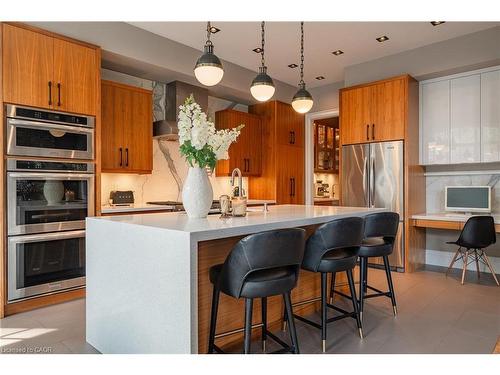1324 Cambridge Drive, Oakville, ON - Indoor Photo Showing Kitchen With Upgraded Kitchen