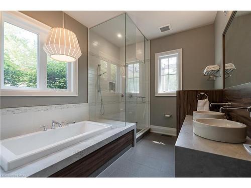 1324 Cambridge Drive, Oakville, ON - Indoor Photo Showing Bathroom