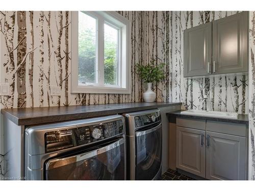 1324 Cambridge Drive, Oakville, ON - Indoor Photo Showing Laundry Room