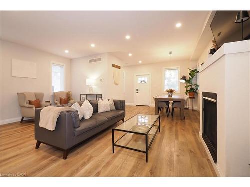 238 Eagle Street S, Cambridge, ON - Indoor Photo Showing Living Room