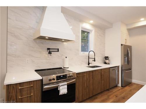 238 Eagle Street S, Cambridge, ON - Indoor Photo Showing Kitchen With Upgraded Kitchen