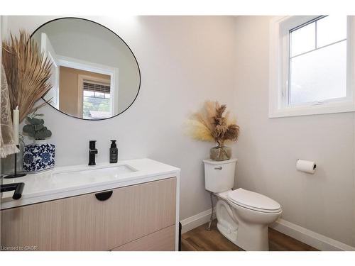 238 Eagle Street S, Cambridge, ON - Indoor Photo Showing Bathroom