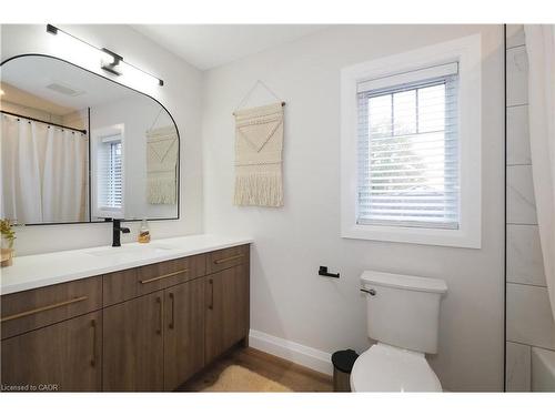 238 Eagle Street S, Cambridge, ON - Indoor Photo Showing Bathroom