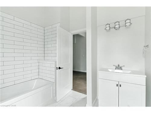 684 Beach Boulevard, Hamilton, ON - Indoor Photo Showing Bathroom
